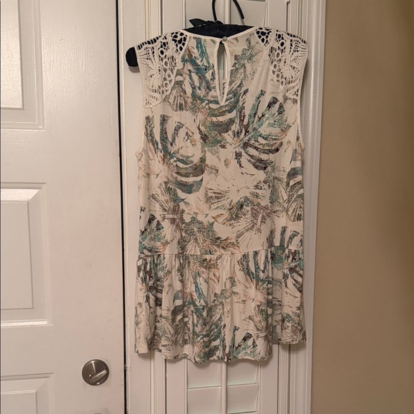 Floral Lace Sleeveless Top - Picture 4 of 6